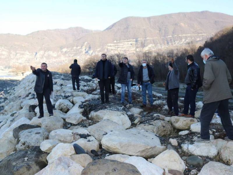 ცაგერის მუნიციპალიტეტის სოფელ ჩხუტელში  მდინარე ცხენისწყალზე ხორციელდება ნაპირსამაგრი...